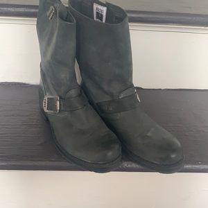 NWOB Frye Veronica Shortie burnish Black, size 8